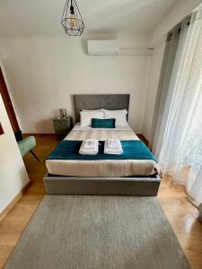 1 dormitorio con 1 cama grande con manta azul en CASAS DO CÔA - Casa Santa Luzia en Vila Nova de Foz Cõa