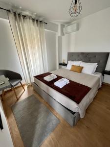 1 dormitorio con 1 cama, 1 silla y 1 mesa en CASAS DO CÔA - Casa Santa Luzia en Vila Nova de Foz Cõa