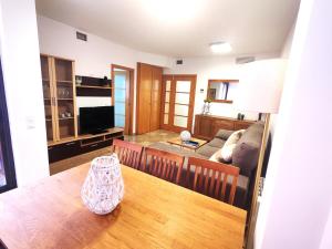 a living room with a table and a couch at Apartamento a 150m de la playa in Palamós