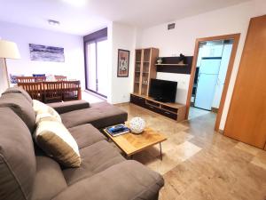 a living room with a couch and a coffee table at Apartamento a 150m de la playa in Palamós