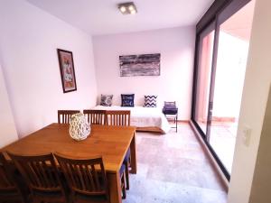 a dining room with a table and a bed at Apartamento a 150m de la playa in Palamós +6 photos
