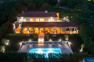 Pogled na bazen u objektu Luxury Villa Lionea in Poreč for 10 people with sea view & private pool ili u blizini
