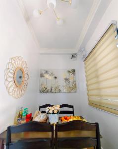 um quarto com uma cama, uma mesa e um espelho em MP Apartments Leyte em Hindang