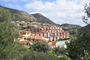 un pueblo en las montañas con un complejo en La Villa Tanca Piras, en Nebida