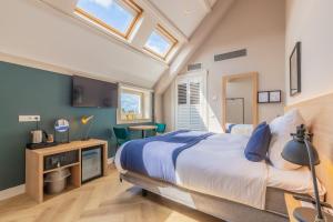 een slaapkamer met een bed en een tv. bij City Hotel Rembrandt in Leiden