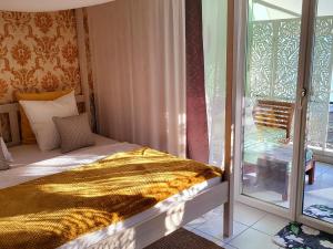 1 dormitorio con 1 cama y puerta corredera de cristal en Traumhaftes Appartment in Ascona nur 200m vom Lago Maggiore entfernt en Ascona