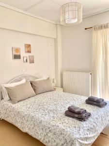 1 dormitorio con 1 cama con 2 toallas en Groovy Apartment en Tripolis