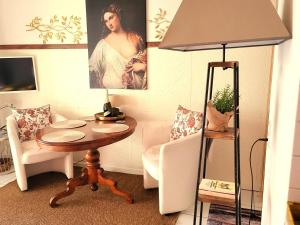 a living room with a table and a lamp at Traumhaftes Appartment in Ascona nur 200m vom Lago Maggiore entfernt in Ascona