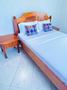 Ein Bett oder Betten in einem Zimmer der Unterkunft Autumn House DIani