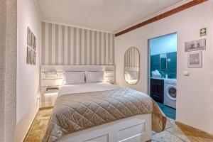 ein Schlafzimmer mit einem Bett und einer Waschmaschine in der Unterkunft Porta da Muralha de Lisboa 1375 in Lissabon