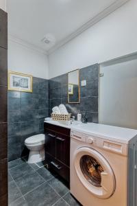 eine Waschmaschine in einem Badezimmer mit Toilette in der Unterkunft Porta da Muralha de Lisboa 1375 in Lissabon + 25 Fotos