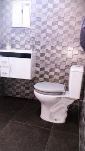 ベロオリゾンテにあるHostel Geraisの白いトイレと洗面台のあるバスルーム +86枚の写真