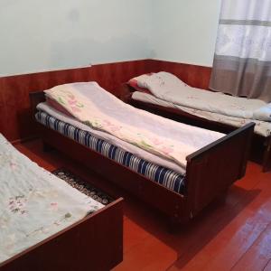 Tempat tidur dalam kamar di Sabira guest house English spoken