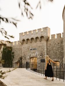 een vrouw die voor een kasteel staat bij Mamula Island in Herceg-Novi