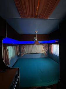 Bunk bed o mga bunk bed sa kuwarto sa Blue Oasis Lozenets