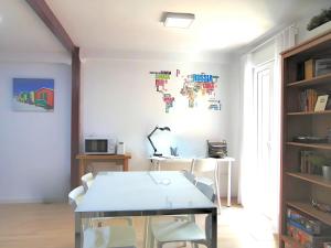 バレンシアにあるPrecioso piso en Cabanyal junto playa Las Arenasのテーブル、椅子、デスクが備わる客室です。