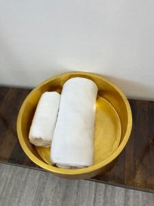 チェンマイにあるProud Chiang Mai Poshtelの白いタオルを詰めた木鉢