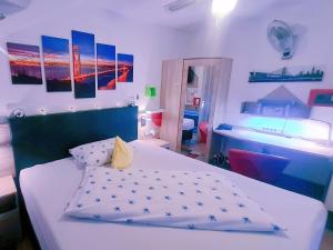 Postel nebo postele na pokoji v ubytování Hotel Garni Rodenbach