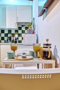 eine Küche mit einem Tisch mit zwei Gläsern darauf in der Unterkunft Porta da Muralha de Lisboa 1375 in Lissabon