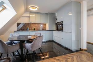 Кухня або міні-кухня у 20% Given Discount 2BDR APT Dragalevtsi