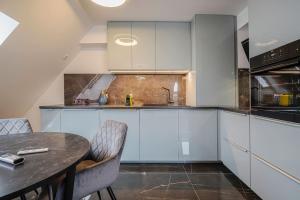 Кухня або міні-кухня у 20% Given Discount 2BDR APT Dragalevtsi