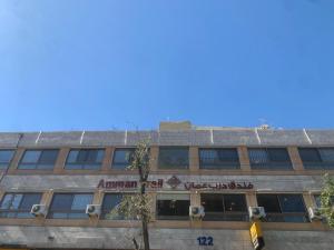 un edificio con un cartel encima en Amman Trail Hostel, en Amán