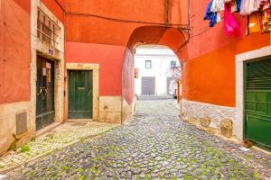 eine Gasse mit einem Torbogen in einem Gebäude in der Unterkunft Porta da Muralha de Lisboa 1375 in Lissabon