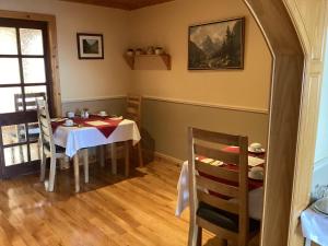 uma sala de jantar com mesa e cadeiras em Algret House B&B em Killarney
