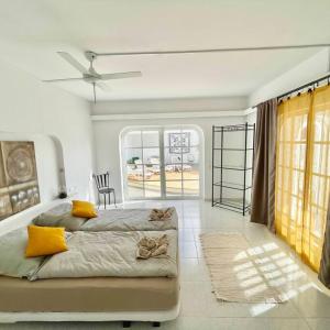 a bedroom with two beds and a large window at Große sonnendurchflutete Wohnung in Costa Calma