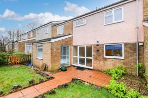 a brick house with a courtyard in front of it at Tiger House Stevenage 5 Bed 4 Bath Group Bookings in Stevenage