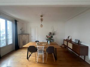 - une salle à manger avec une table et des chaises dans l'établissement Le 81 - Paris & Versailles, jardin et parking, à Clamart