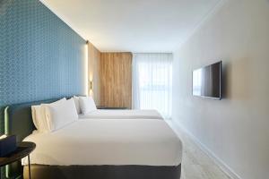 um quarto de hotel com uma cama e uma televisão em Exe Mitre em Barcelona