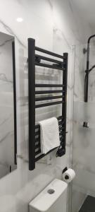 聖塞巴斯蒂安德洛斯雷耶斯的住宿－Apartamento Centro B，白色的浴室设有水槽和镜子