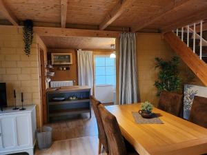 un comedor con una mesa de madera en una habitación en Little Farm House, 25164, en Bunde