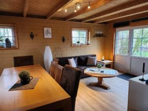 een woonkamer met een bank en een tafel bij Little Farm House, 25164 in Bunde