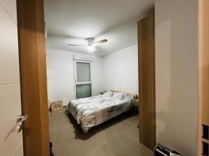 1 dormitorio con 1 cama y ventilador de techo en South Flat, en Fréjus