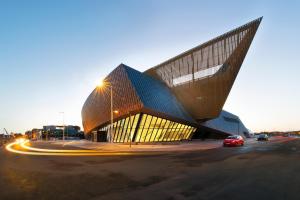 un edificio con un diseño geométrico en el lateral de una calle en Comfortable house G00gle-SHAPE- Chièvres Air Base en Saint-Ghislain