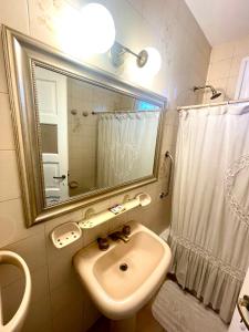 Baño blanco con lavabo y espejo en Trelew View 80m2 en Trelew