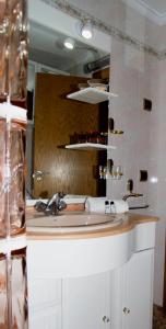 ein Bad mit einem Waschbecken und einem Spiegel in der Unterkunft Homely Apartments Centro II in Torrevieja