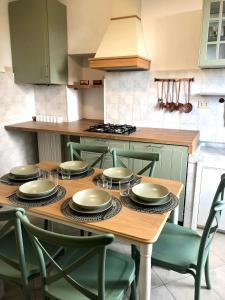 una cocina con una mesa de madera con platos. en Casa Marri, en Camogli