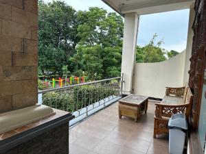 einen Balkon mit Gartenblick in der Unterkunft Samudra Hotel in Jepara