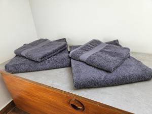 dos toallas están sentadas en la parte superior de un cajón en Tölgyes Apartmanház, en Szeged