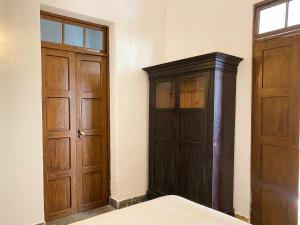 um quarto com duas portas de madeira e uma cama em Casa Álvaro em Fasnia