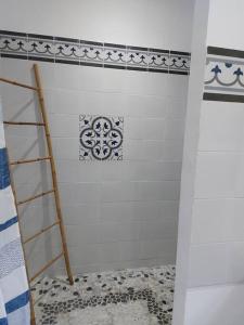 een douche met een ladder in de badkamer bij Havre de Verdure 2 personnes in Entre-Deux