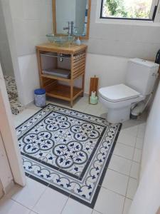 een badkamer met een toilet en een wastafel bij Havre de Verdure 2 personnes in Entre-Deux
