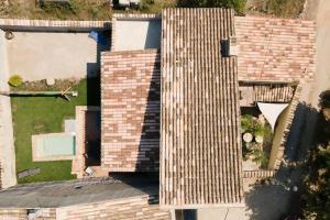 uma vista superior de uma casa com um telhado em Can Óscar Rural Casa con piscina y barbacoa ideal para famílias em Mediona