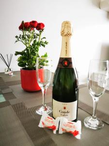una bottiglia di vino seduta su un tavolo con due bicchieri di Apartment Ruby a Lloret de Mar