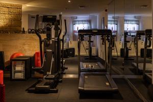 Fitness centrum a/nebo fitness zařízení v ubytování Corpo Santo Lisbon Historical Hotel