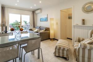 蘭卡的住宿－Les Tonyines 67 Apartamento con vistas y terraza，厨房以及带桌椅的起居室。