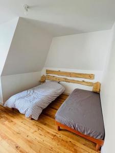 Ayzac-OstにあるGrand appartement vue montagneの小さなベッドルーム(ベッド1台、ベンチ付)